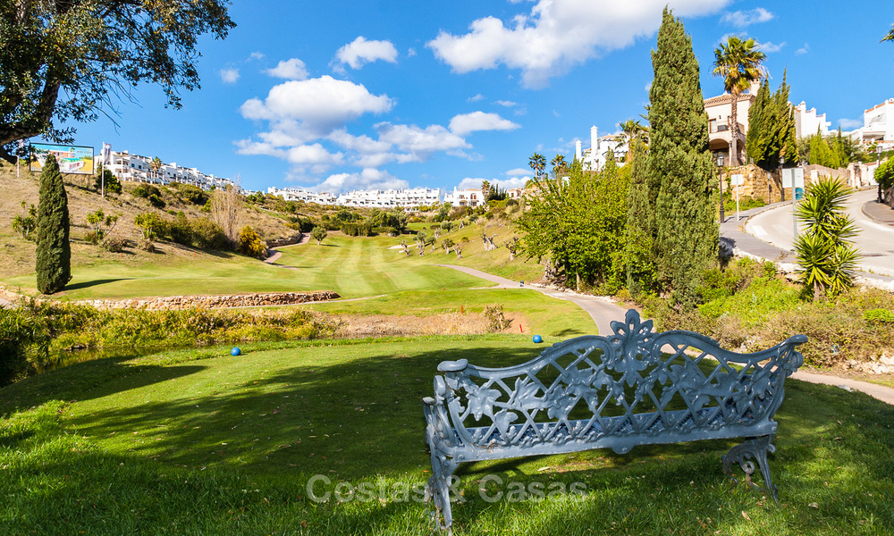 Instapklare nieuwe luxe villa te koop, eerstelijn golf in een gated golfresort, New Golden Mile, Marbella - Estepona 3544