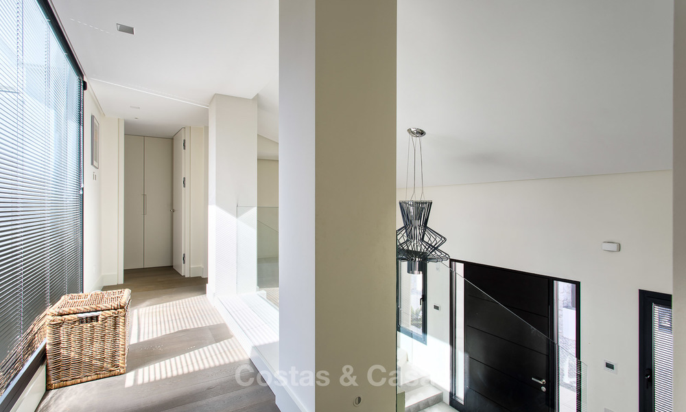Aantrekkelijke en ruime, gerenoveerde luxe villa met prachtige zeezichten te koop, Marbella East 3611