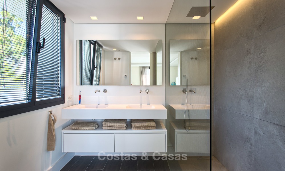 Aantrekkelijke en ruime, gerenoveerde luxe villa met prachtige zeezichten te koop, Marbella East 3574