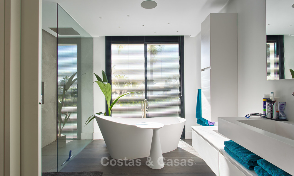 Aantrekkelijke en ruime, gerenoveerde luxe villa met prachtige zeezichten te koop, Marbella East 3580