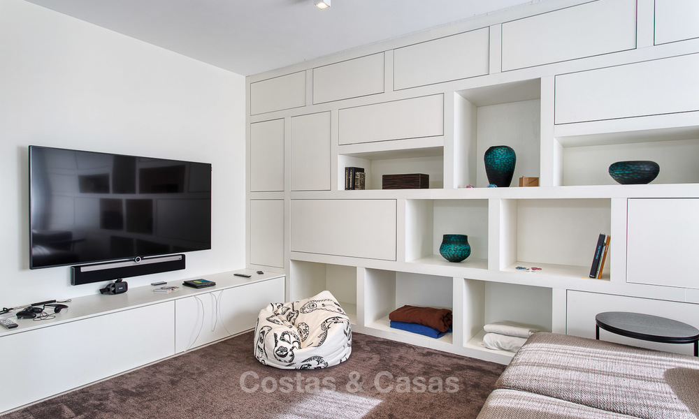 Aantrekkelijke en ruime, gerenoveerde luxe villa met prachtige zeezichten te koop, Marbella East 3584