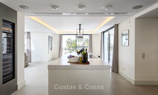 Aantrekkelijke en ruime, gerenoveerde luxe villa met prachtige zeezichten te koop, Marbella East 3589 