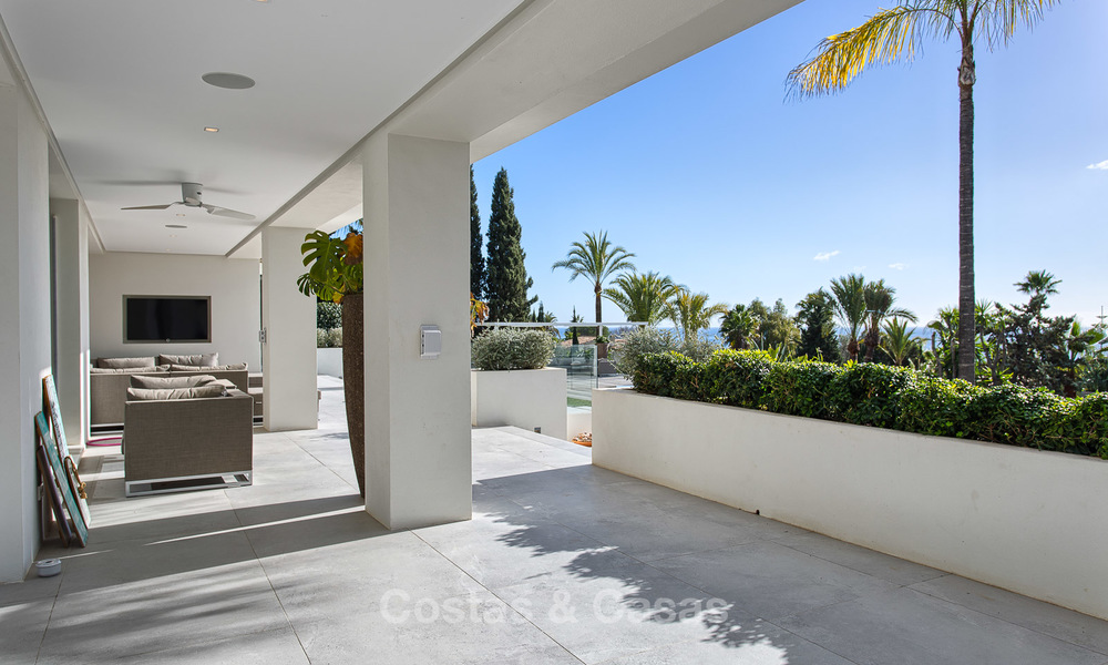 Aantrekkelijke en ruime, gerenoveerde luxe villa met prachtige zeezichten te koop, Marbella East 3594