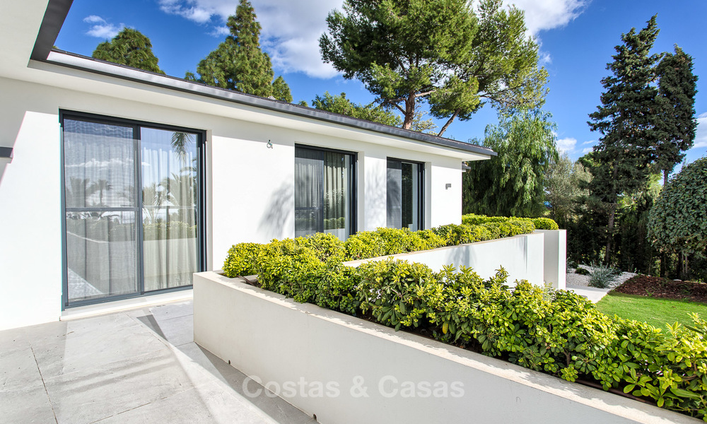 Aantrekkelijke en ruime, gerenoveerde luxe villa met prachtige zeezichten te koop, Marbella East 3597