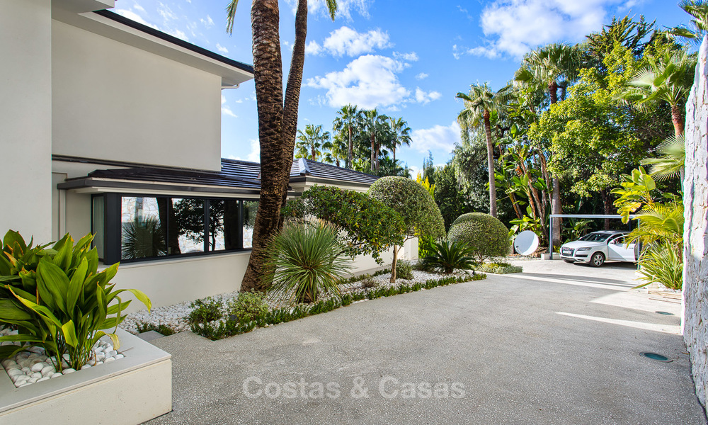 Aantrekkelijke en ruime, gerenoveerde luxe villa met prachtige zeezichten te koop, Marbella East 3607