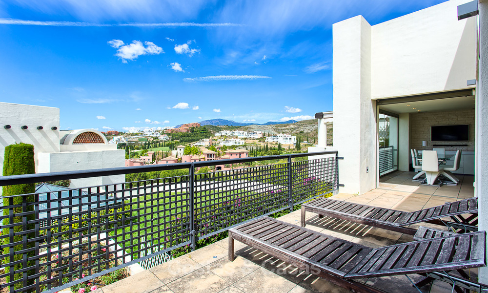 Luxe, modern, ruim appartement te koop in een 5 sterren golf resort op de New Golden Mile in Benahavis - Marbella 3667