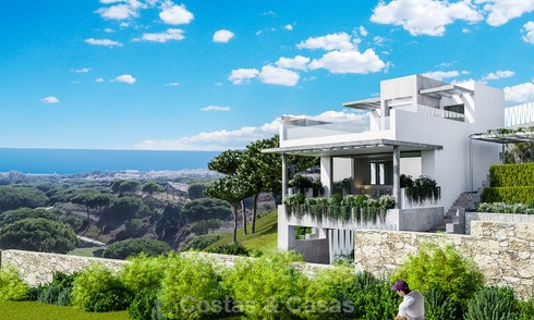 Nieuwe, moderne en ruime eerstelijn golf rijhuizen te koop met adembenemende zichten over de zee en golf in Marbella Oost. Instapklaar. 3706