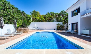 Recent gerenoveerde luxe villa te koop aan de strandzijde in Los Monteros, Oost Marbella 4036 