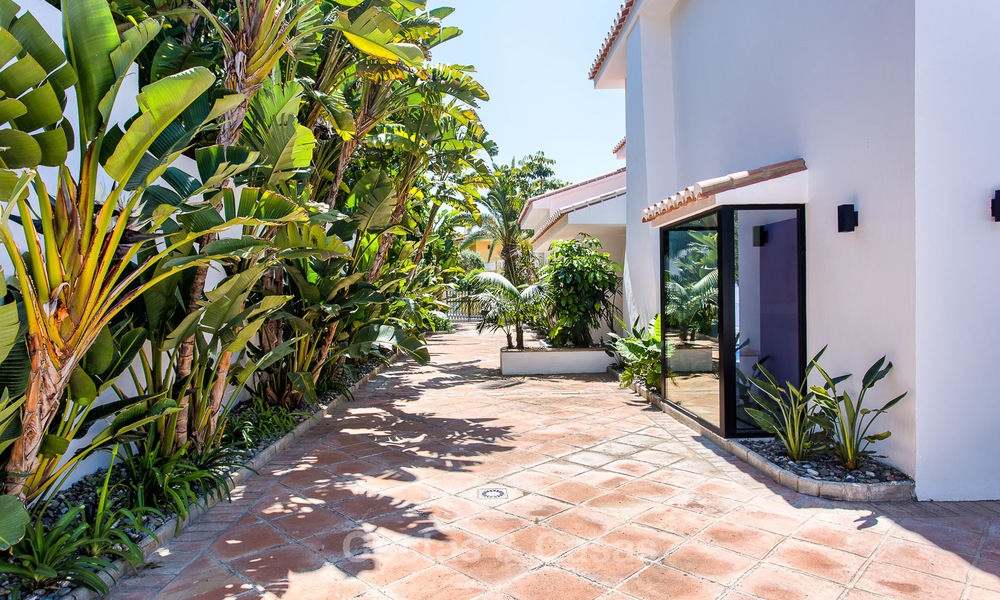 Recent gerenoveerde luxe villa te koop aan de strandzijde in Los Monteros, Oost Marbella 4038