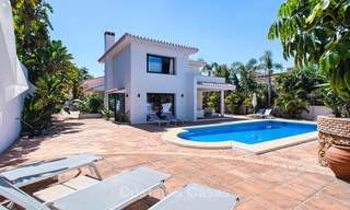 Recent gerenoveerde luxe villa te koop aan de strandzijde in Los Monteros, Oost Marbella 4039 
