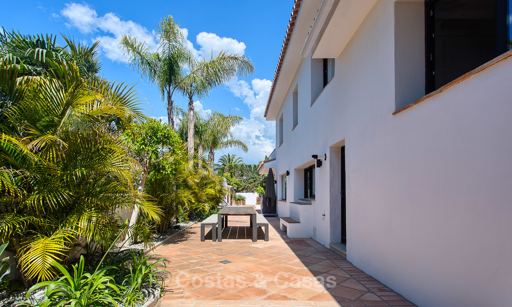 Recent gerenoveerde luxe villa te koop aan de strandzijde in Los Monteros, Oost Marbella 4042