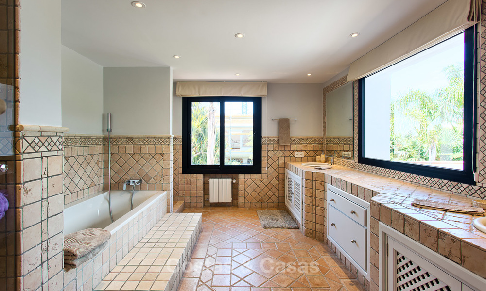 Recent gerenoveerde luxe villa te koop aan de strandzijde in Los Monteros, Oost Marbella 4053