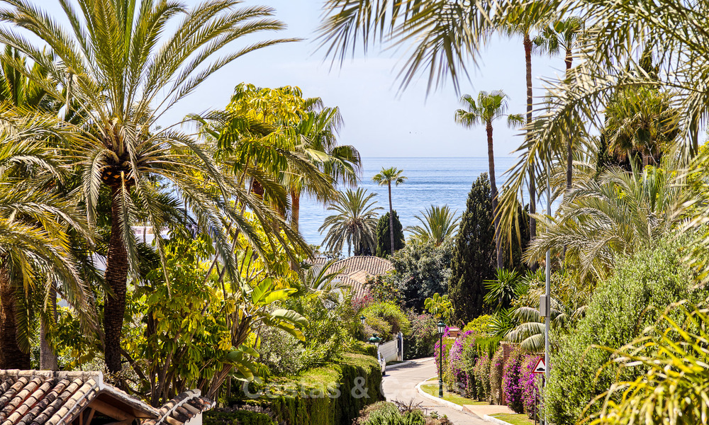 Recent gerenoveerde luxe villa te koop aan de strandzijde in Los Monteros, Oost Marbella 4062