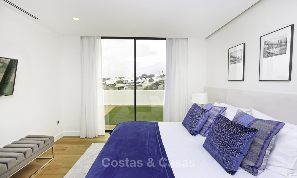 Nieuwe, modern-eigentijdse luxe villa met zeezicht te koop in Benahavis, Marbella 36595