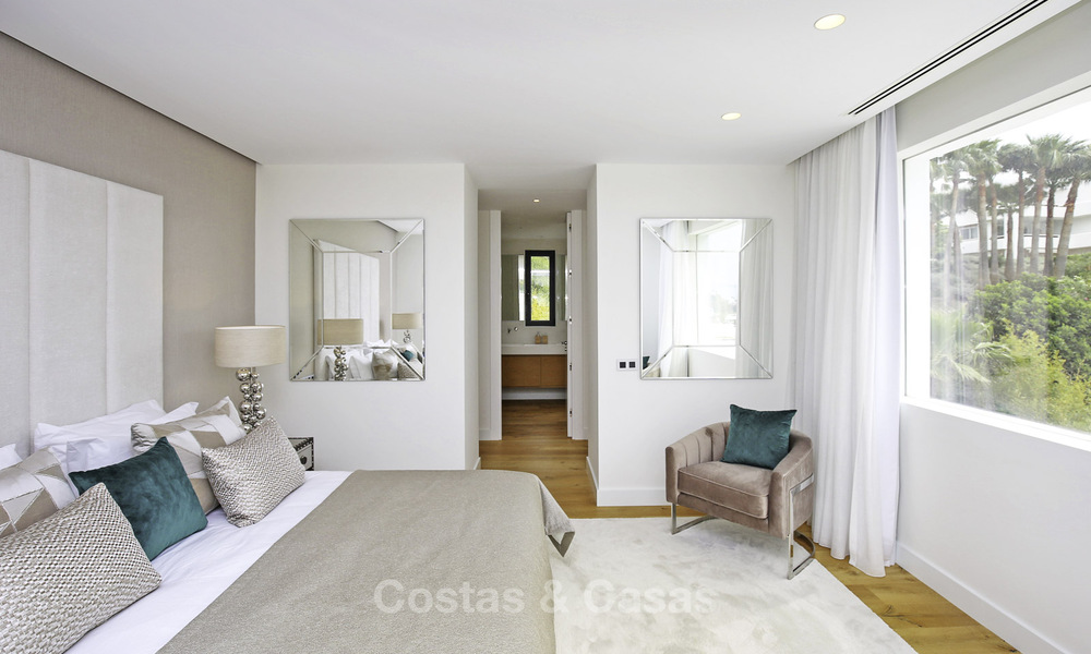 Nieuwe, modern-eigentijdse luxe villa met zeezicht te koop in Benahavis, Marbella 36597