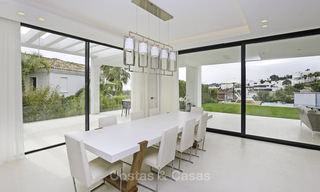 Nieuwe, modern-eigentijdse luxe villa met zeezicht te koop in Benahavis, Marbella 36615 