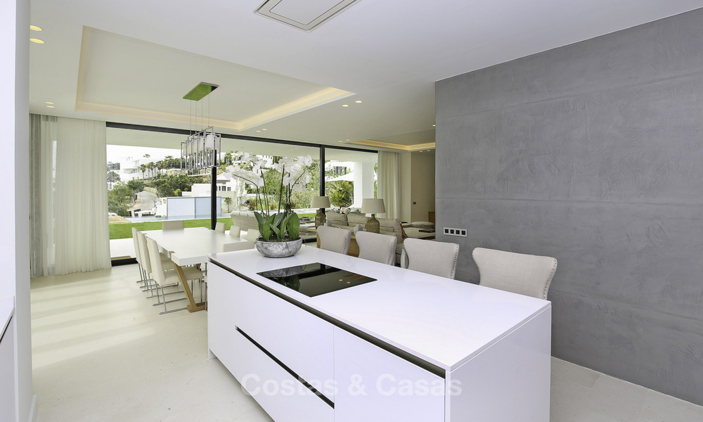 Nieuwe, modern-eigentijdse luxe villa met zeezicht te koop in Benahavis, Marbella 36617