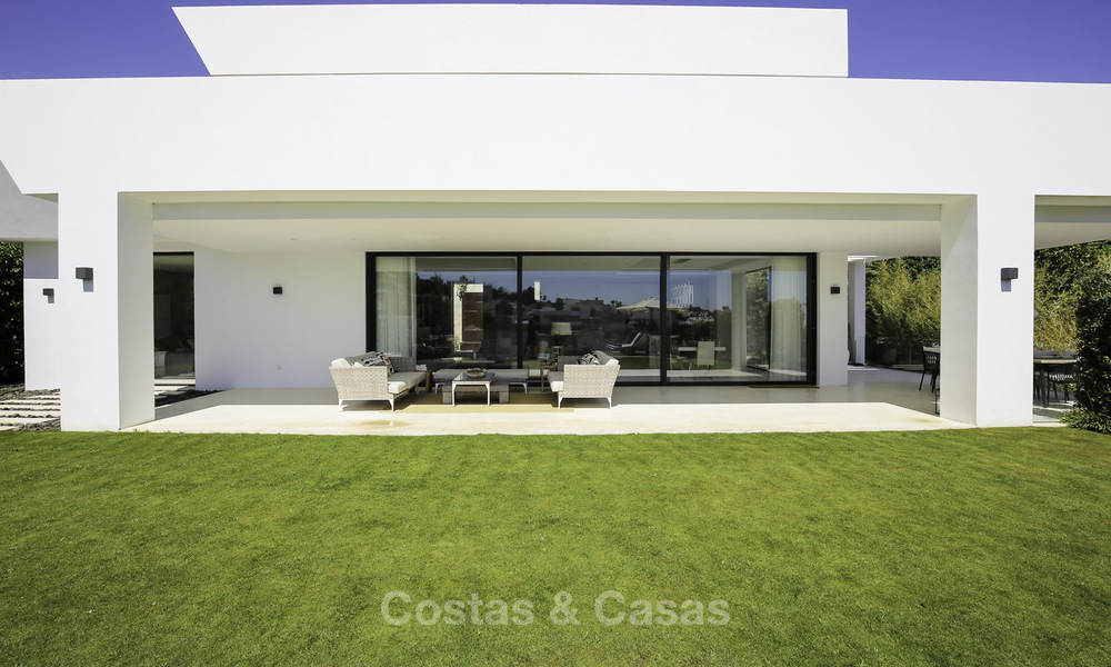 Nieuwe, modern-eigentijdse luxe villa met zeezicht te koop in Benahavis, Marbella 36630