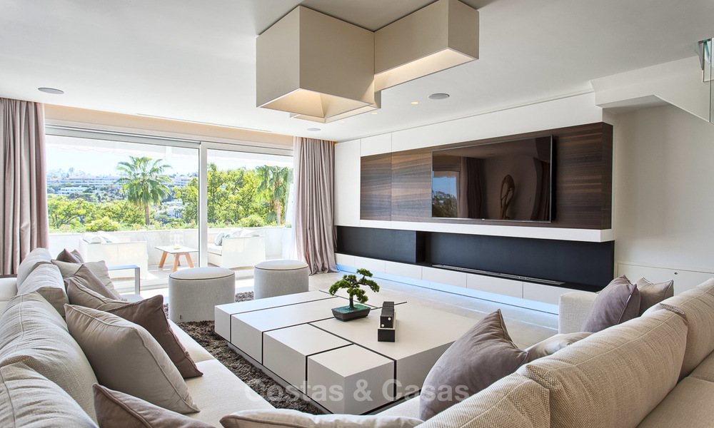 Eerstelijn golf ruim gemoderniseerd luxe penthouse te koop in Nueva Andalucia - Marbella 4004