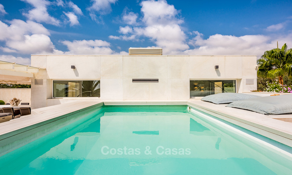 Eerstelijn golf ruim gemoderniseerd luxe penthouse te koop in Nueva Andalucia - Marbella 4017