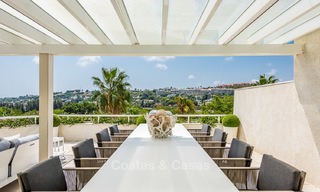 Eerstelijn golf ruim gemoderniseerd luxe penthouse te koop in Nueva Andalucia - Marbella 4018 