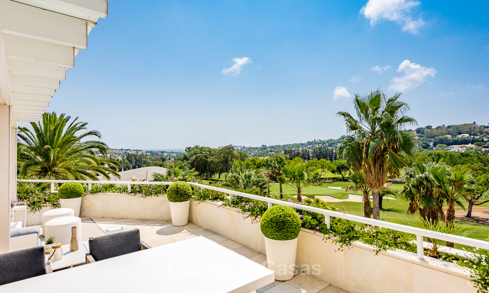 Eerstelijn golf ruim gemoderniseerd luxe penthouse te koop in Nueva Andalucia - Marbella 4019
