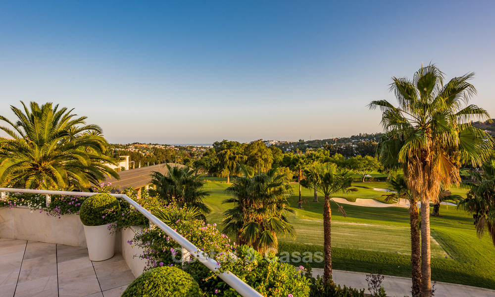 Eerstelijn golf ruim gemoderniseerd luxe penthouse te koop in Nueva Andalucia - Marbella 4026