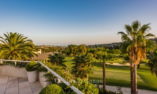 Eerstelijn golf ruim gemoderniseerd luxe penthouse te koop in Nueva Andalucia - Marbella 4026 