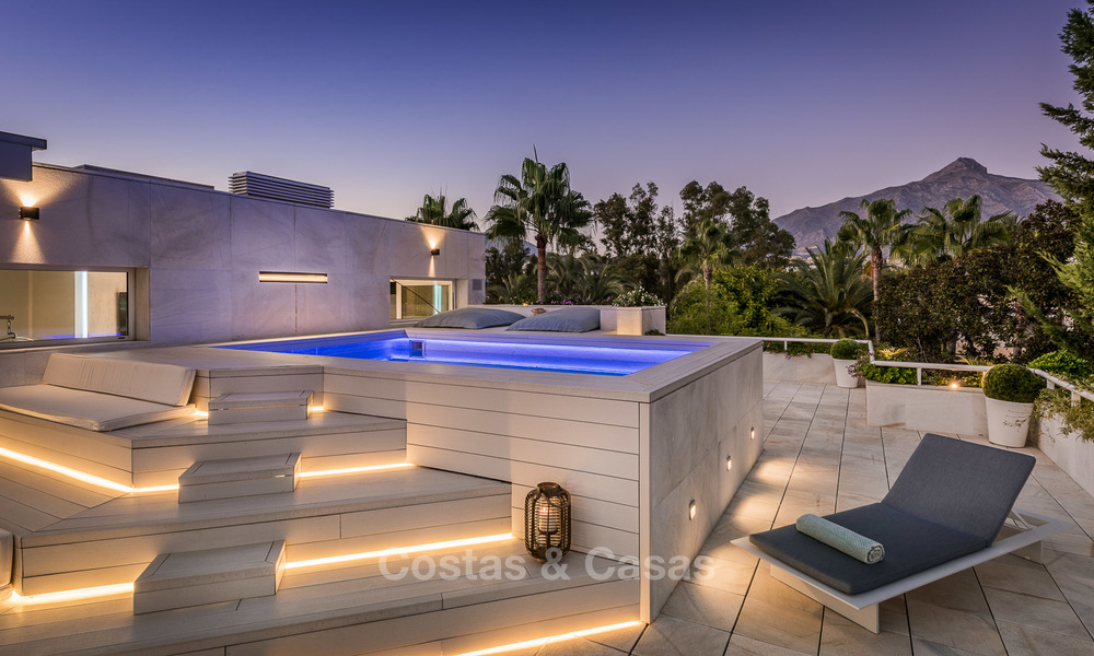 Eerstelijn golf ruim gemoderniseerd luxe penthouse te koop in Nueva Andalucia - Marbella 4028