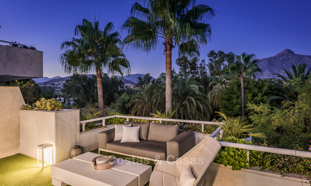 Eerstelijn golf ruim gemoderniseerd luxe penthouse te koop in Nueva Andalucia - Marbella 4032