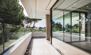 Instapklare gloednieuwe, aan de strandzijde gelegen, ultra-moderne designer-stijl villa te koop, Estepona Oost - Marbella 30722 