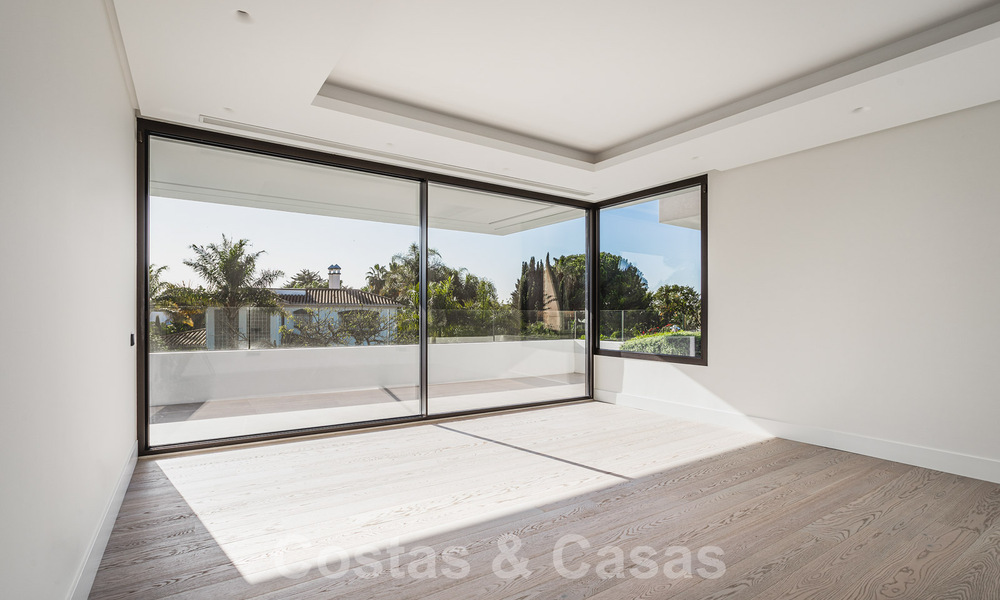 Instapklare gloednieuwe, aan de strandzijde gelegen, ultra-moderne designer-stijl villa te koop, Estepona Oost - Marbella 30726