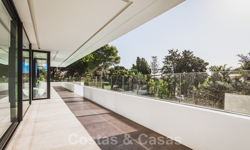 Instapklare gloednieuwe, aan de strandzijde gelegen, ultra-moderne designer-stijl villa te koop, Estepona Oost - Marbella 30727