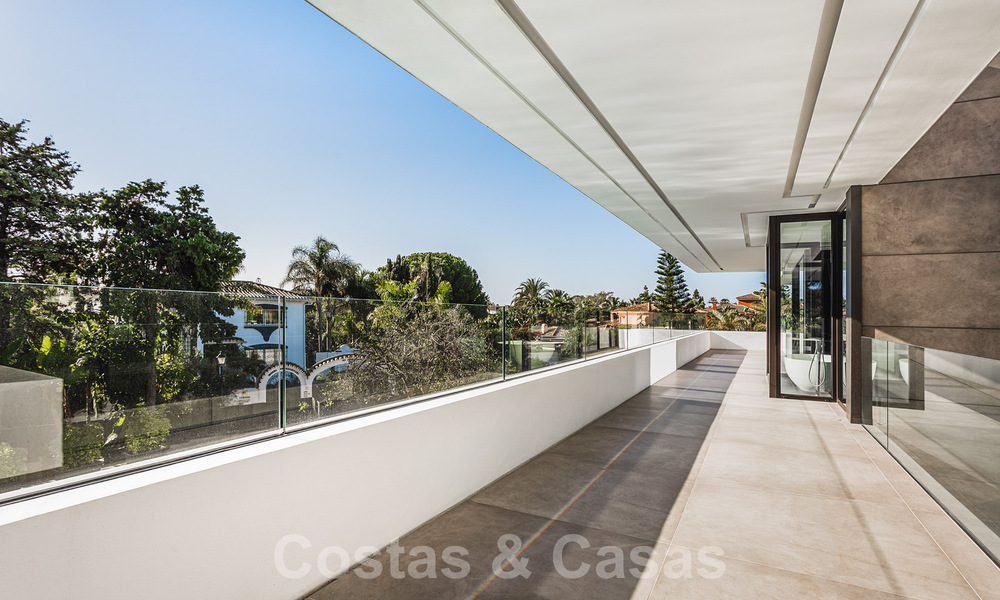 Instapklare gloednieuwe, aan de strandzijde gelegen, ultra-moderne designer-stijl villa te koop, Estepona Oost - Marbella 30728