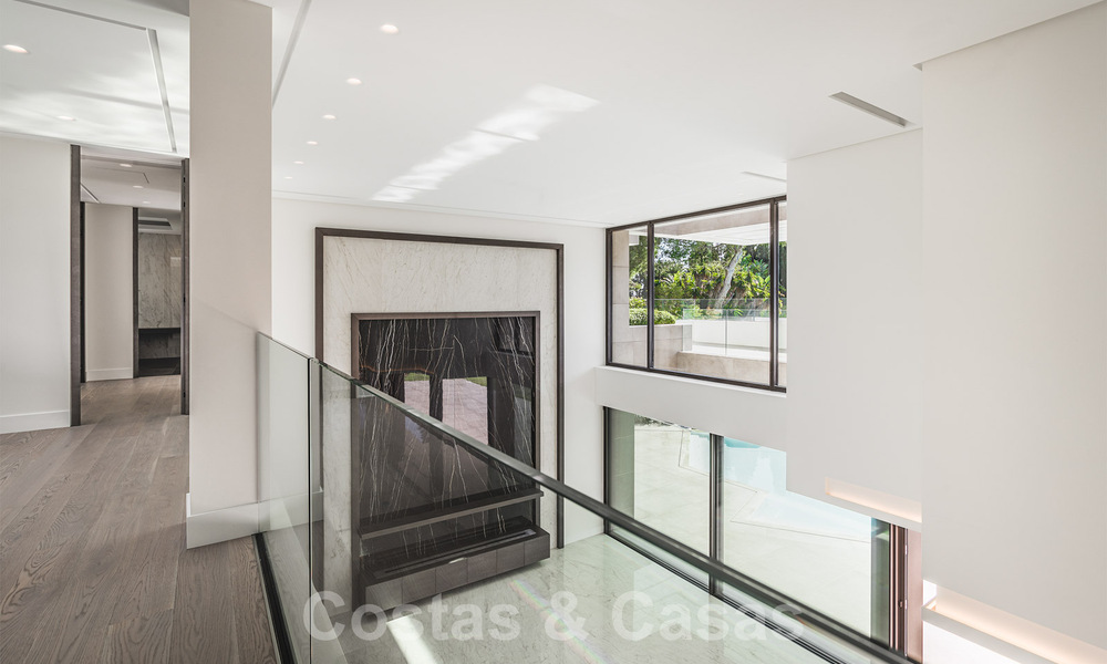 Instapklare gloednieuwe, aan de strandzijde gelegen, ultra-moderne designer-stijl villa te koop, Estepona Oost - Marbella 30732