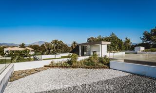Instapklare gloednieuwe, aan de strandzijde gelegen, ultra-moderne designer-stijl villa te koop, Estepona Oost - Marbella 30735 
