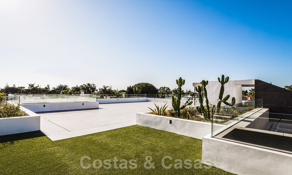 Instapklare gloednieuwe, aan de strandzijde gelegen, ultra-moderne designer-stijl villa te koop, Estepona Oost - Marbella 30737