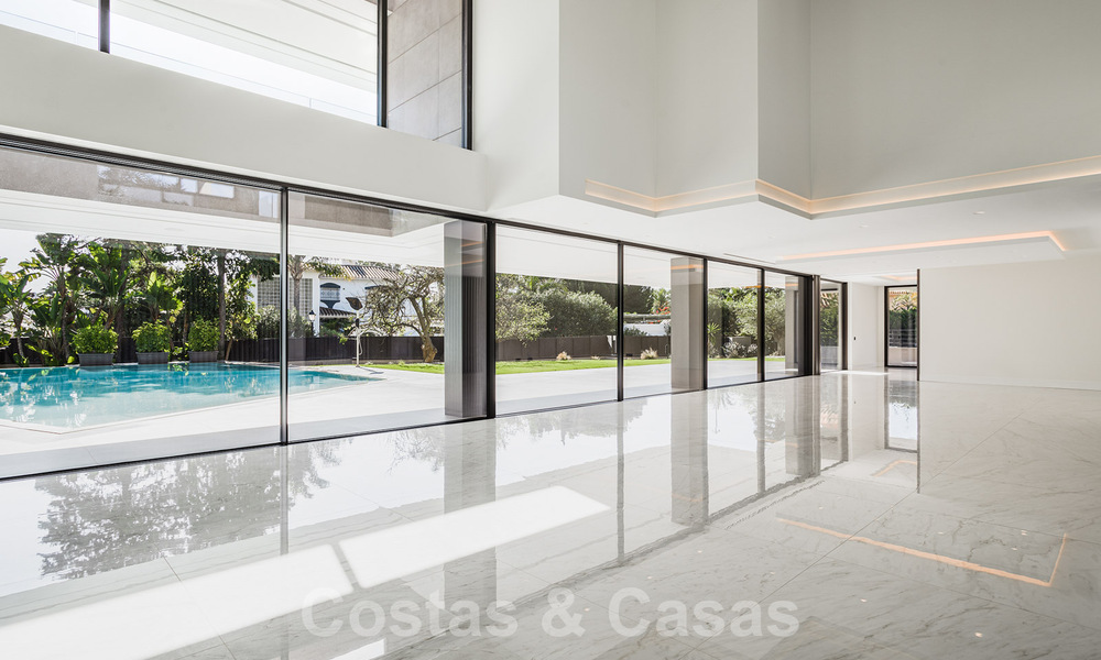 Instapklare gloednieuwe, aan de strandzijde gelegen, ultra-moderne designer-stijl villa te koop, Estepona Oost - Marbella 30748