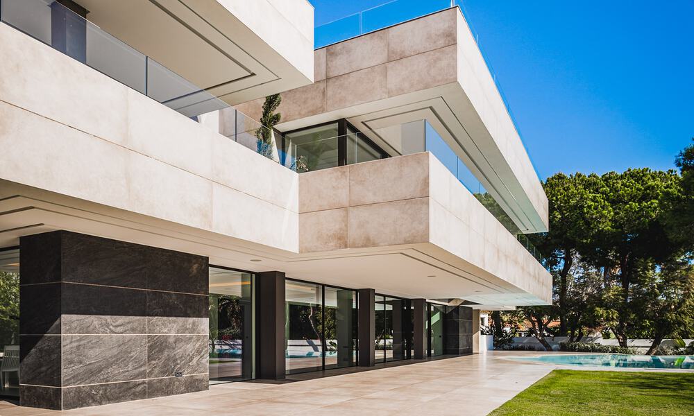 Instapklare gloednieuwe, aan de strandzijde gelegen, ultra-moderne designer-stijl villa te koop, Estepona Oost - Marbella 30750