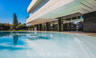 Instapklare gloednieuwe, aan de strandzijde gelegen, ultra-moderne designer-stijl villa te koop, Estepona Oost - Marbella 30753 