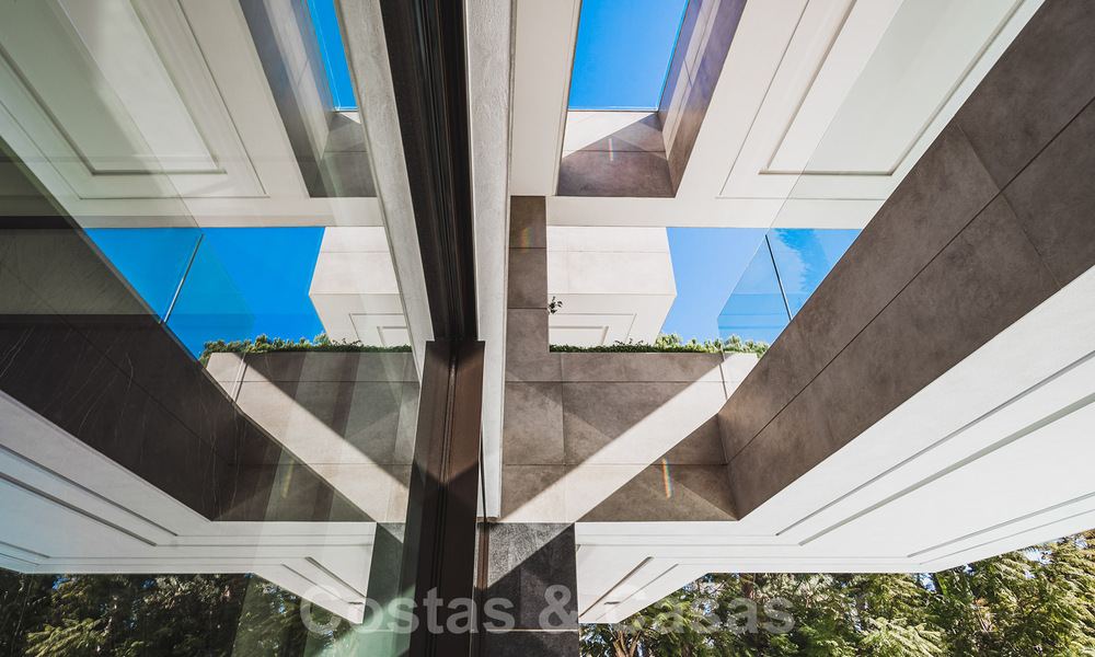 Instapklare gloednieuwe, aan de strandzijde gelegen, ultra-moderne designer-stijl villa te koop, Estepona Oost - Marbella 30754