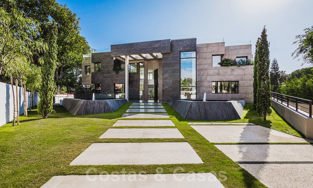 Instapklare gloednieuwe, aan de strandzijde gelegen, ultra-moderne designer-stijl villa te koop, Estepona Oost - Marbella 30755