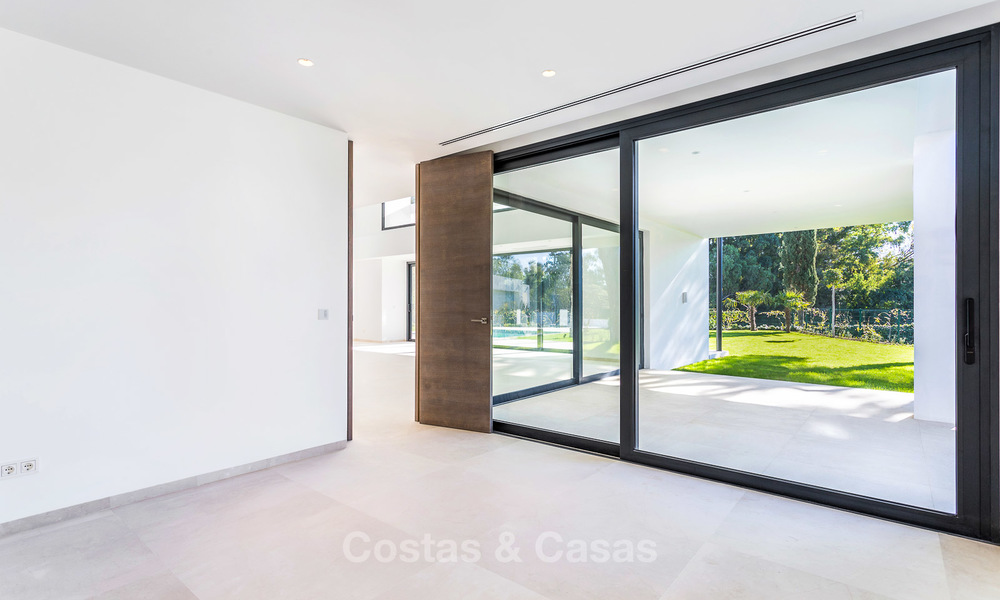 Ruime moderne luxe villa te koop nabij het strand en golf in Marbella - Estepona 4275