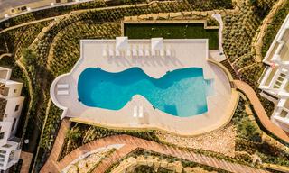 Luxe appartementen te koop in een exclusief complex in Nueva Andalucia - Marbella met panoramisch uitzicht over de golf en zee 31949 