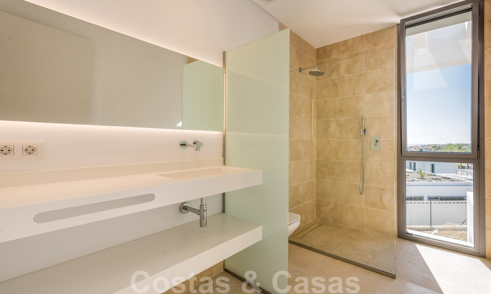 Laatste villa! Prachtige, moderne luxe villa's met zeezicht, te koop in een nieuw complex tussen Marbella en Estepona 32045