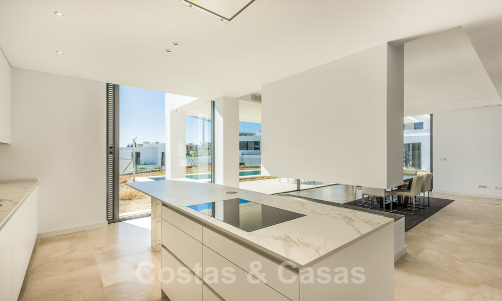 Laatste villa! Prachtige, moderne luxe villa's met zeezicht, te koop in een nieuw complex tussen Marbella en Estepona 32046