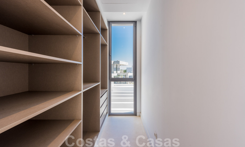 Laatste villa! Prachtige, moderne luxe villa's met zeezicht, te koop in een nieuw complex tussen Marbella en Estepona 32048