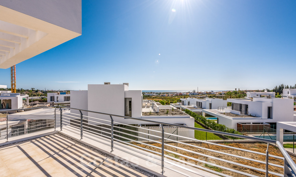 Laatste villa! Prachtige, moderne luxe villa's met zeezicht, te koop in een nieuw complex tussen Marbella en Estepona 32053