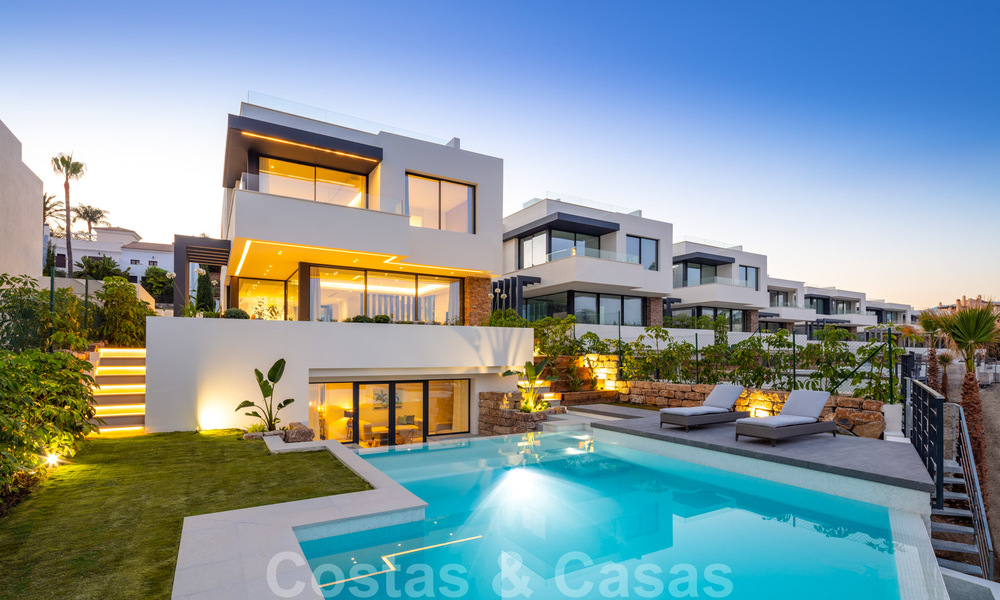 Instapklare nieuwe moderne luxe villa´s te koop in een boetiekcomplex aan de golfbaan op de New Golden Mile, Marbella - Estepona 32927