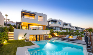 Instapklare nieuwe moderne luxe villa´s te koop in een boetiekcomplex aan de golfbaan op de New Golden Mile, Marbella - Estepona 32927 